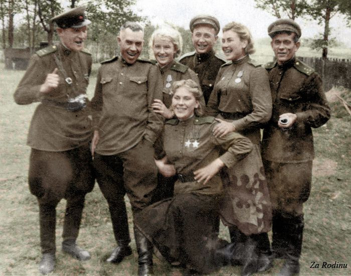 Cô tốt nghiệp vào tháng 4/1944, ngay khi vừa tròn 20 tuổi. Nhờ khả năng thiện xạ của mình, Roza đã được mời ở lại trường để làm giảng viên. Nhưng với khát vọng chiến đấu sục sôi, Roza vẫn quyết định bước ra tiền tuyến. Cô được phân vào trung đội nữ xạ thủ của Sư đoàn súng trường 184.