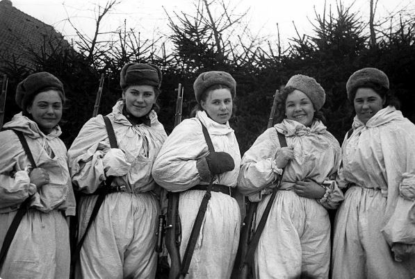 Tuy nhiên, vì chính sách hạn chế phụ nữ tham gia vào tiền tuyến của Liên Xô khi ấy, phải mất gần 2 năm Roza Shanina mới nhập ngũ thành công và được tham gia vào một trường đào tạo nữ xạ thủ đặc biệt của Liên Xô tại ngoại ô Moscow. Ảnh: Roza Shanina và các đồng đội.