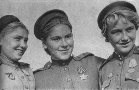 Đặc biệt, những trang nhật ký cuối cùng giữa mưa bom bão đạn của chiến dịch Đông Phổ càng trở nên ám ảnh khi Roza miêu tả lại khung cảnh kinh hoàng của chiến trận khi kẻ thù chống trả quyết liệt. Khi ấy, đại đội của Roza chỉ còn 6/78 người còn sót lại và hỏa lực dữ dội của đối phương khiến cho họ phải trú bên trong những khẩu pháo tự hành. Cơn lạnh và sự mệt mỏi gần như đã đánh gục ý chí của cô, nhưng Roza viết rằng có điều gì đó vẫn thôi thúc cô tiếp tục chiến đấu và thậm chí sẵn sàng cận chiến với kẻ địch.