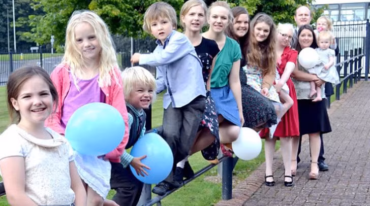 3. Gia đình nhà Hann có lẽ là gia đình đông đúc nhất ở Scotland. Emma và Roy có 13 đứa con, tuổi từ 2-25.