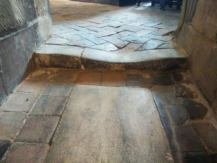 Một bức ảnh khác cho thấy sức mạnh vô hình của thời gian: Bậc cửa trong nhà thờ Gloucester (Anh) mòn vẹt ở giữa, nơi mọi người hay giẫm chân qua.