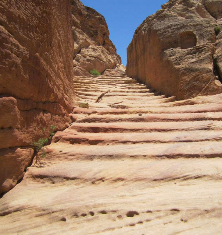 Cầu thang qua nhiều thế kỷ ở Petra, Jordan, đã bị mòn theo thời gian và dấu chân người.