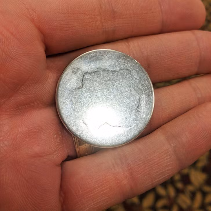 Đồng xu này đã được một người đàn ông mang bên mình suốt 60 năm và giờ nó đã mòn vẹt.