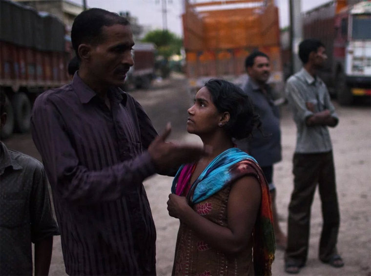 Rekha, một phụ nữ có khuôn mặt khá xinh đẹp nhưng lại bị gẫy một chiếc răng cửa, chia sẻ cô không thấy có cơ hội nào để thoát khỏi cuộc sống của một gái nhà thổ, một cuộc sống không phẩm giá này. “Tôi đang như ở trên một dòng sông một bên là lửa một bên là chông gai. Tôi chạy đi đâu đây?”, Rekha tự hỏi.