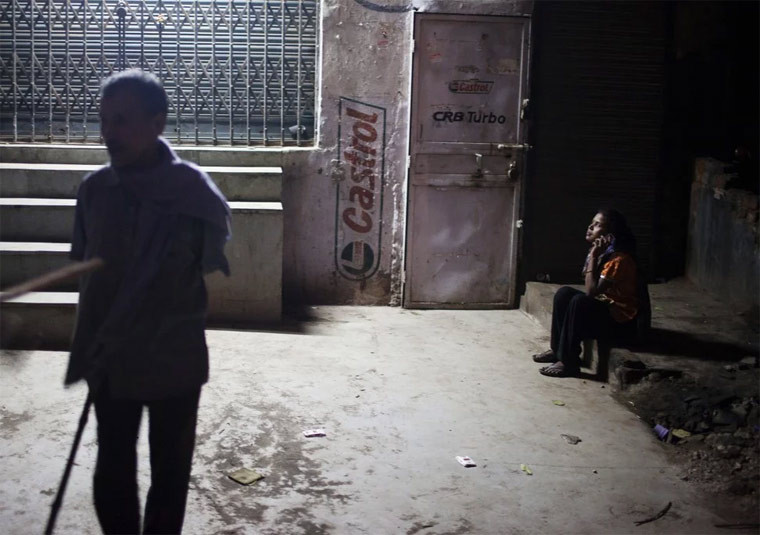 “Cuộc sống của tôi tồi tệ hơn cả chó. Thỉnh thoảng tôi nghĩ chó còn có cuộc sống tốt hơn tôi. Tại sao tôi nói thế với bạn. Là bởi thế giới tôi đang sống khác hoàn toàn với bạn. Chúng ta có những vị thần và ác quỷ khác nhau” – Rekha nói tiếp.