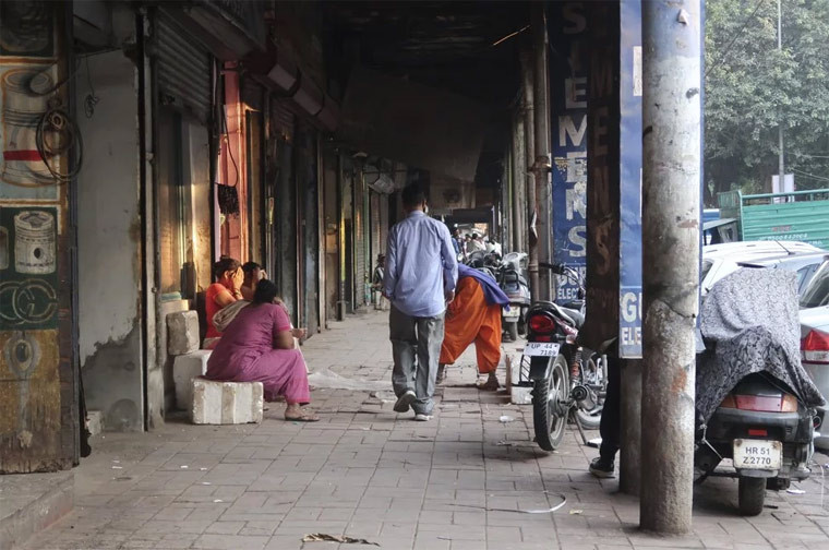 Năm 14 tuổi, Rekha bị một người hàng xóm hơn cô 12 tuổi cưỡng hiếp. Bố của Rekha, một nông dân ở bang Andhra Pradesh, đã rất tức giận khi biết chuyện. Rồi những ngày sau đó, ông liên tục trút lên cô những trận đòn và trở thành một kẻ nghiện rượu. Khi không có tiền mua rượu, ông bán cô cho chủ hàng rượu để đổi lấy vài chai rượu. (Ảnh: Gái mại dâm đang ngồi đợi khách bên ngoài nhà thổ).