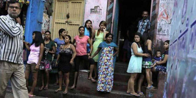 Ở Ấn Độ, những điều luật liên quan tới mại dâm rất mơ hồ. Một phụ nữ hành nghề mại dâm có thể không phải là bất hợp pháp, nhưng làm chủ một nhà thổ thì lại bị cho là một hoạt động phạm tội. Các nhà thổ trên đường GB Road có thể bị đóng cửa bất cứ lúc nào theo lệnh của chính phủ, nhưng cho đến nay chính quyền vẫn "nhắm mắt làm ngơ".