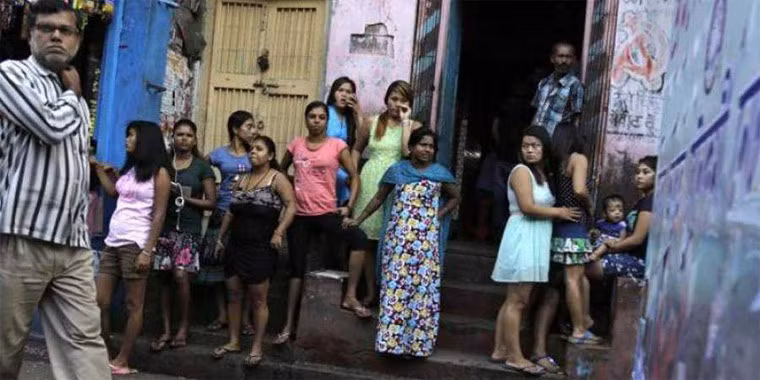Tui nhuc cuoc song gai mai dam trong khu den do khet tieng An Do-Hinh-16