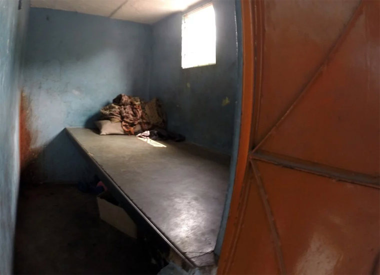 Rekha làm việc trong một nhà thổ toàn những gái mại dâm lớn tuổi, từ 45 tuổi trở lên. Các bức tường trong nhà thổ chẳng trang trí gì ngoài treo một cuốn lịch đã mờ từ năm 2017. (Ảnh: một căn phòng trong nhà thổ ở New Delhi)