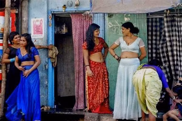 Tui nhuc cuoc song gai mai dam trong khu den do khet tieng An Do-Hinh-13