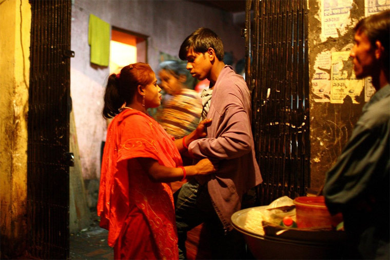 Trải dài hơn 1km từ Ajmeri Gate tới Lahori Gate, GB Road là một trong những khu đèn đỏ lớn nhất ở Ấn Độ với hơn 100 nhà thổ nằm trên tầng gác tồi tàn, phía trên các cửa hàng trên phố.