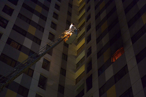 Ngọn lửa lớn phát ra từ tầng 8 của chung cư Rainbow Linh Đàm (Hoàng Mai, Hà Nội)