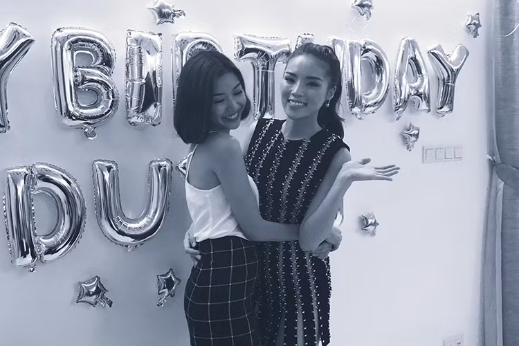 Ngoài Jolie Nguyễn, tiệc sinh nhật của Kỳ Duyên còn có sự góp mặt của Á hậu Thúy Vân. Được biết, trong showbiz, Thúy Vân chơi thân nhất với Kỳ Duyên. (Ảnh: Facebook Thúy Vân)