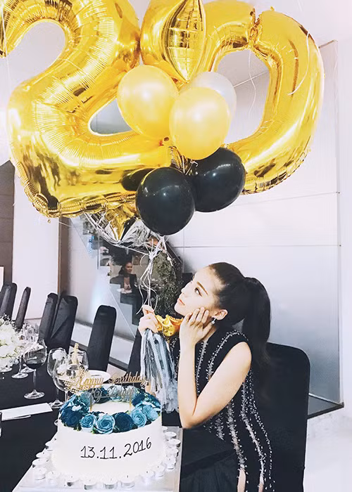 Trên trang cá nhân, Kỳ Duyên bày tỏ cảm xúc hạnh phúc kèm dòng tâm sự: “Tuổi mới... Luôn vững tin”. (Ảnh: Facebook Jolie Nguyễn)