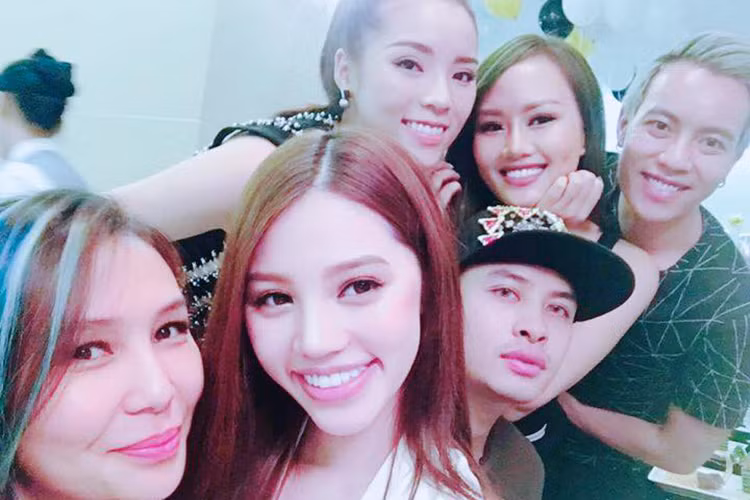 Hoa hậu Kỳ Duyên hạnh phúc đón tuổi 20 bên những người bạn thân thiết. (Ảnh: Facebook Jolie Nguyễn)