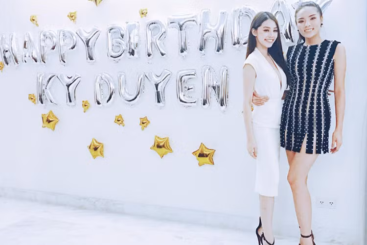 Hoa hậu Thế giới người Việt tại Australia 2015 Jolie Nguyễn Đến đã đến chúc mừng sinh nhật Kỳ Duyên. (Ảnh: Facebook Jolie Nguyễn)