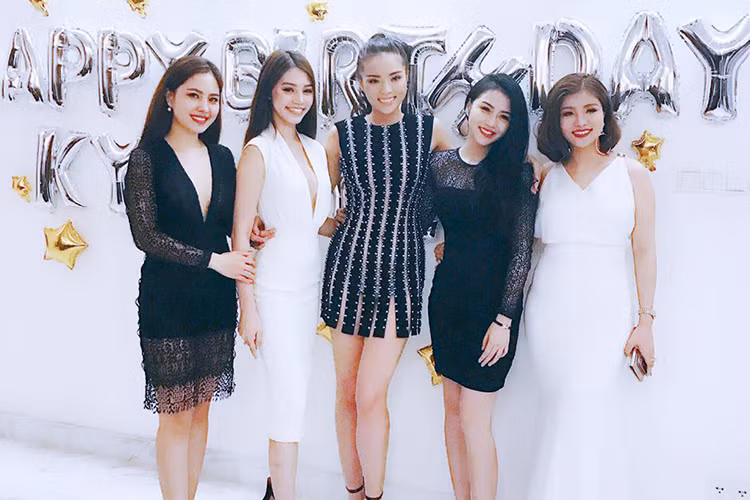 Ngày 13/11 là ngày sinh nhật của Hoa hậu Kỳ Duyên. Để mừng tuổi mới, người đẹp gốc Nam Định đã tổ chức một bữa tiệc chung vui cùng bạn bè. (Ảnh: Facebook Jolie Nguyễn)