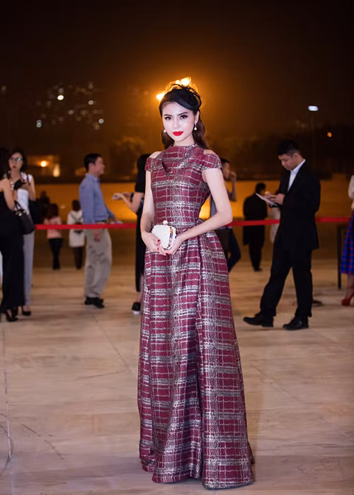 Đây là lần đầu tiên Ngọc Duyên xuất hiện tại thủ đô sau khi đăng quang cuộc thi Nữ hoàng Sắc đẹp Toàn cầu 2016 tại Hàn Quốc. 