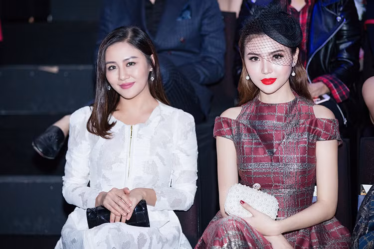 Ngồi cạnh nữ ca sĩ Văn Mai Hương, Ngọc Duyên tự tin khoe nhan sắc xinh đẹp. 