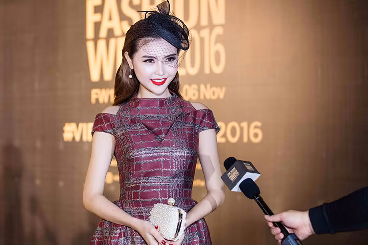 Ngọc Duyên chia sẻ, từ lâu cô đã yêu mến và chọn mặc nhiều mẫu váy của NTK Phương My nên cô rất vui khi được tham gia sự kiện này. 