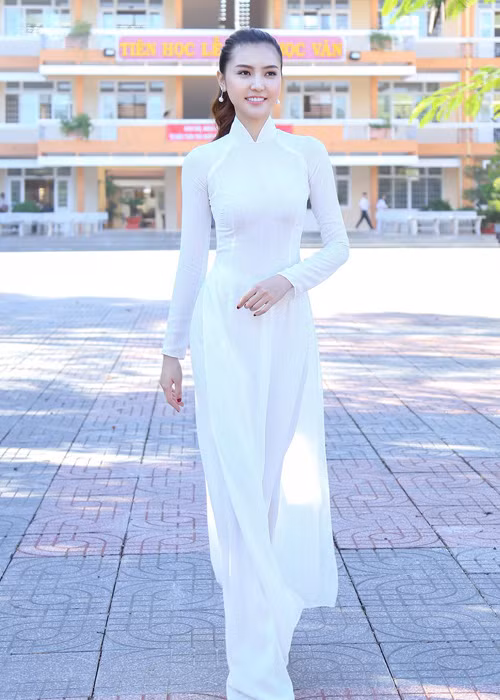 Nữ hoàng Sắc đẹp Toàn cầu 2016 - Ngọc Duyên diện áo dài trắng trong lần trở lại ngôi trường xưa sau 5 năm. Dù mọi thứ đã thay đổi nhiều nhưng cô vẫn không khỏi bồi hồi như ngày đầu tiên đến trường. (Ảnh: Facebook nhân vật)