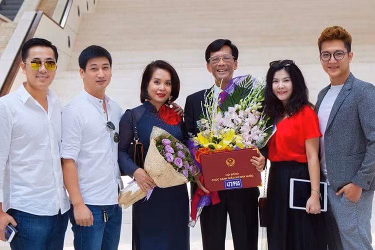 Diễn viên Kim Oanh cũng bày tỏ lòng biết ơn với thầy Phan Trọng Thành. Cô viết: "Trong hành trang vào đời của chúng em, mỗi khóa học được đi qua một khúc sông của thầy để rẽ nhánh tạo thành dòng chảy của đời mình. Thầy chính là người đã làm phong phú tâm hồn chúng em, đã mở mang trí lực và tài năng của chúng em và luôn nhóm lên những ngọn lửa đam mê của từng đứa học trò và tạo ra ánh sáng hy vọng cho chúng em...(Ảnh: Facebook nhân vật)