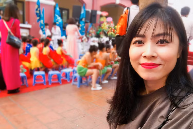 Hoàng Linh - nữ MC của chương trình "Chúng tôi là chiến sĩ" gửi lời chúc mừng đến những người lái đò thầm lặng trong ngày lễ đặc biệt. Cũng giống như nhiều người đã từng cắp sách tới trường, Hoàng Linh nhớ trường lớp mỗi dịp 20/11. (Ảnh: Facebook nhân vật)