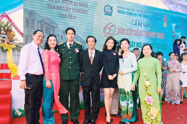 Dù bận rộn với công việc nhưng diễn viên Diễm My (thứ ba trên phải) vẫn dành thời gian trở lại trường THPT Bùi Thị Xuân nhân dịp kỉ niệm 60 năm ngày thành lập trường và ngày Nhà giáo Việt Nam 20/11. (Ảnh: Facebook nhân vật)