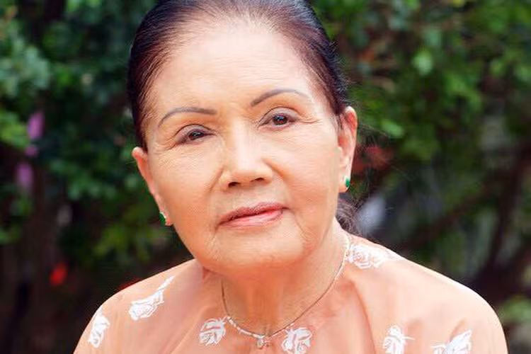 Khi hay tin nghệ sĩ Út Bạch Lan qua đời ở tuổi 81 vì bệnh ung thư gan, nhiều nghệ sĩ Việt đã bày tỏ lòng tiếc thương. (Ảnh: Facebook Hoài Linh) 