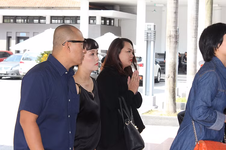 Diễn viên Vân Dung (ở giữa) diện đồ đen khi xuất hiện tại lễ tang. Cô được biết đến là một trong những bạn diễn ăn ý của cố nghệ sĩ.