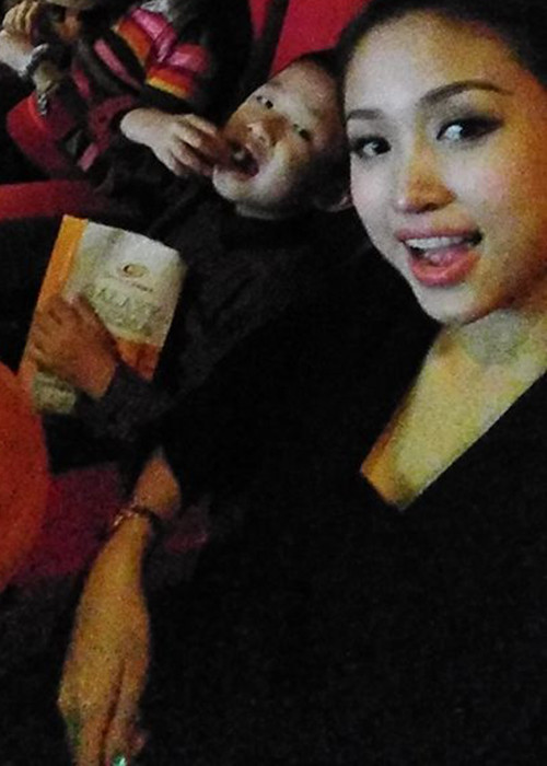 Nữ MC luôn quan tâm, chăm sóc cậu con trai nhỏ. (Ảnh: Facebook nhân vật) 