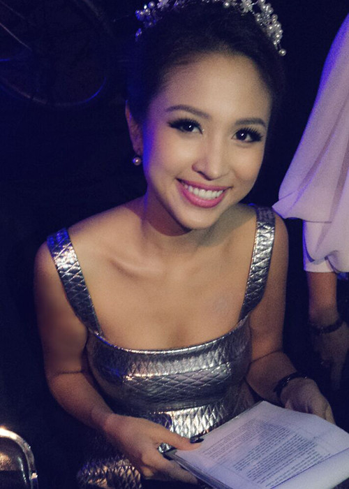 Dù mắc bệnh về dây thanh quản nhưng Thanh Vân Hugo vẫn hăng say làm công việc dẫn chương trình. (Ảnh: Facebook nhân vật) 