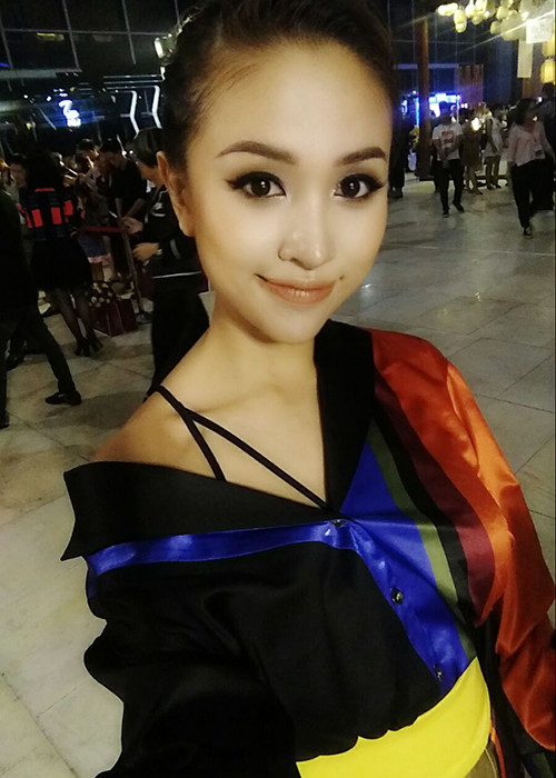 Nhờ công nghệ trang điểm nên ít ai nhận ra rằng một bên mắt của Thanh Vân đang mờ đi. (Ảnh: Facebook nhân vật) 