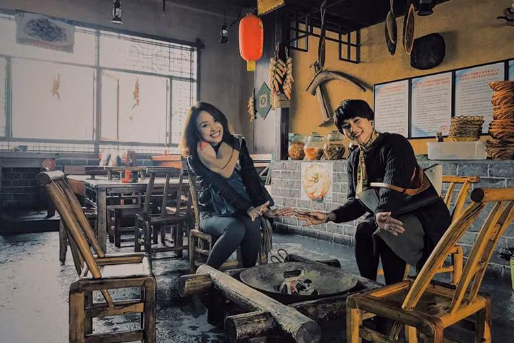 Nữ MC gốc Hà thành luôn giữ được nụ cười rạng rỡ trên môi mặc bao khó khăn. (Ảnh: Facebook nhân vật) 