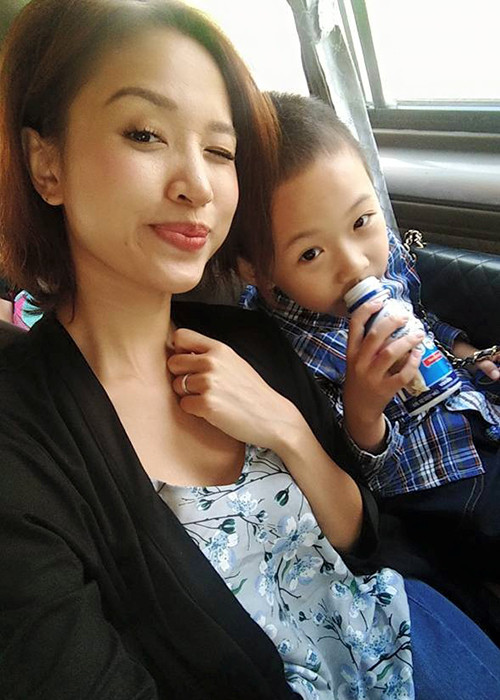 Thanh Vân Hugo vui vẻ đi chơi xa cùng nhóc tì của mình. (Ảnh: Facebook nhân vật) 