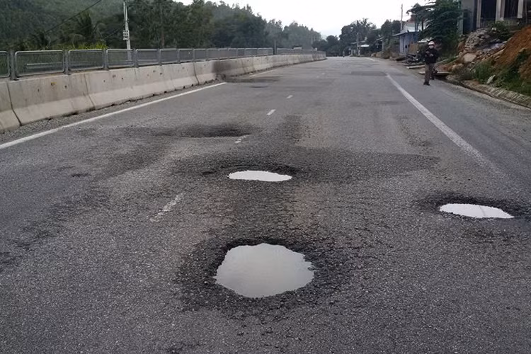 Thời gian qua, người dân huyện Đức Phổ (Quảng Ngãi) bức xúc khi đoạn QL 1A qua đây - đường 2.700 tỷ bị xuống cấp nặng nề dù mới làm xong.