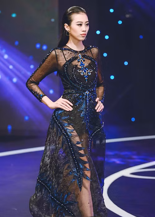 Bản lĩnh catwalk của chân dài 27 tuổi ngày càng được khẳng định qua thời gian. (Ảnh: Facebook nhân vật) 
