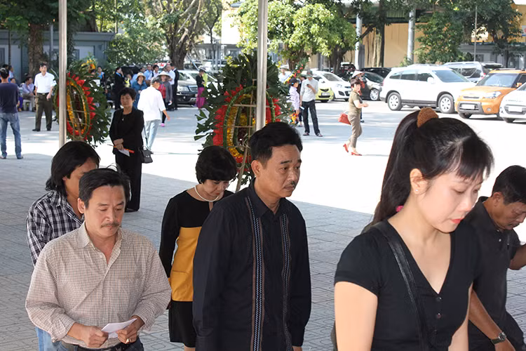 Diễn viên Thu Hương cũng có mặt tại tang lễ. Khi còn sống,nghệ sĩ Phạm Bằnglà bạn diễn rất ăn ý của cô.