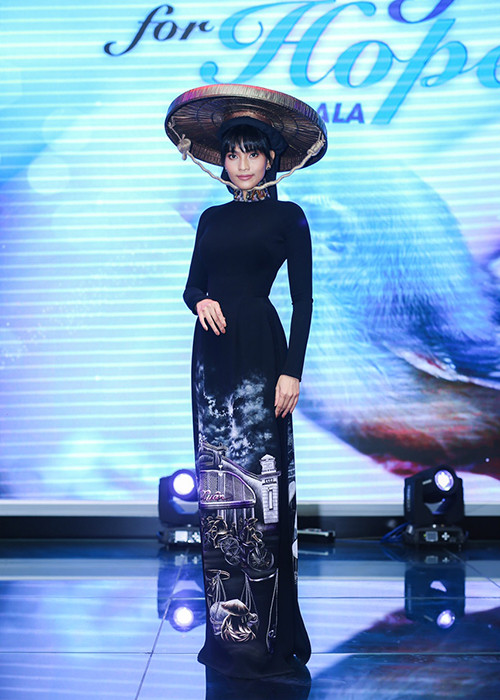 Trương Thị May chia sẻ: “Tượng đức Phật Bồ Tát bằng trầm hương này có ý nghĩa rất đặc biệt, May hy vọng ai sở hữu chiếc tượng này sẽ tăng thêm niềm tin vào cuộc sống và tạo được nhiều phúc đức. Bỏ ra số tiền lớn này để sở hữu bức tượng cũng đã giúp đỡ được nhiều phụ nữ bất hạnh". 