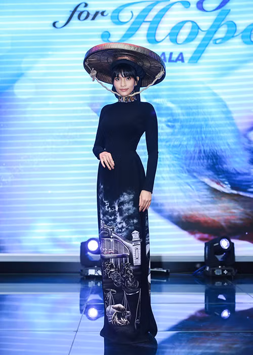 Trương Thị May chia sẻ: “Tượng đức Phật Bồ Tát bằng trầm hương này có ý nghĩa rất đặc biệt, May hy vọng ai sở hữu chiếc tượng này sẽ tăng thêm niềm tin vào cuộc sống và tạo được nhiều phúc đức. Bỏ ra số tiền lớn này để sở hữu bức tượng cũng đã giúp đỡ được nhiều phụ nữ bất hạnh". 