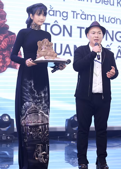 Ngôi sao ăn chay đẹp nhất châu Á năm 2014 đã có phần thuyết trình tượng Phật cổ hay và ý nghĩa. 