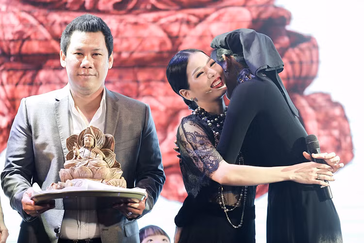 Cuối cùng, Trương Thị May cũng thuyết phục thành công vợ chồng ca sĩ Lệ Quyên đấu giá cao nhất tượng Phật này. 