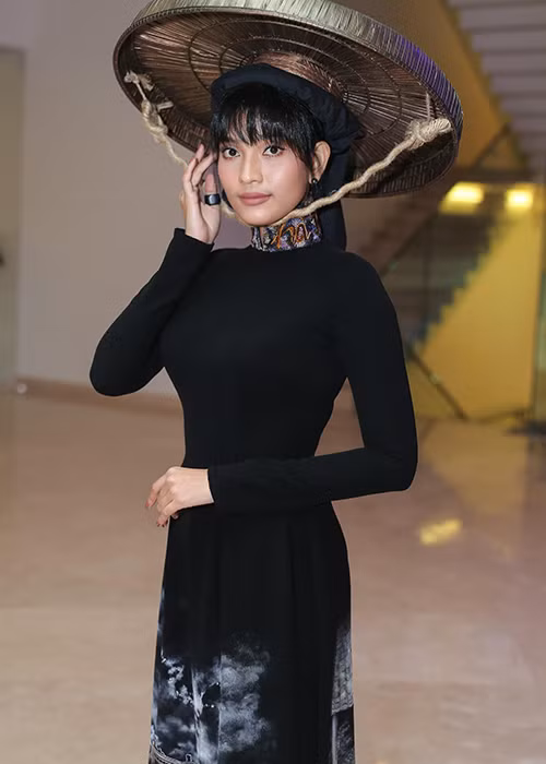 Thiết kế của Đinh Văn Thơ khơi dậy lên một Hà Nội xưa trong những năm thập niên 70 cho đến nay với hình ảnh phiên chợ xưa vất vả nhưng cũng rất bình yên. 