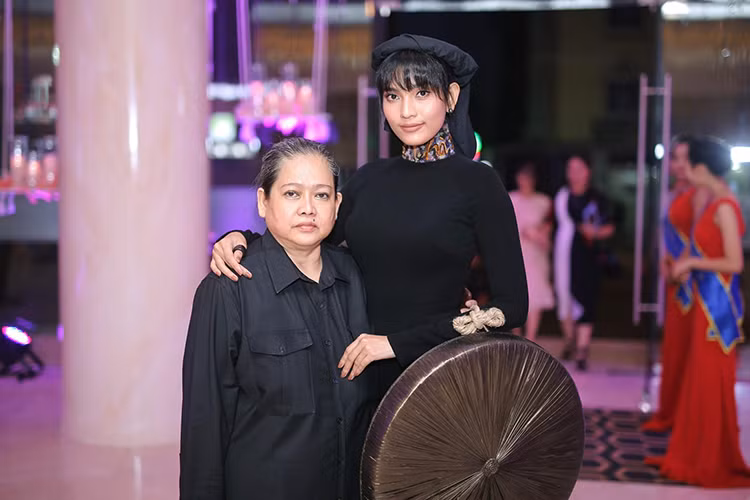 Như thường lệ, người đẹp gốc Khmer được mẹ “tháp tùng” khi tham gia sự kiện tối ngày 16/11.