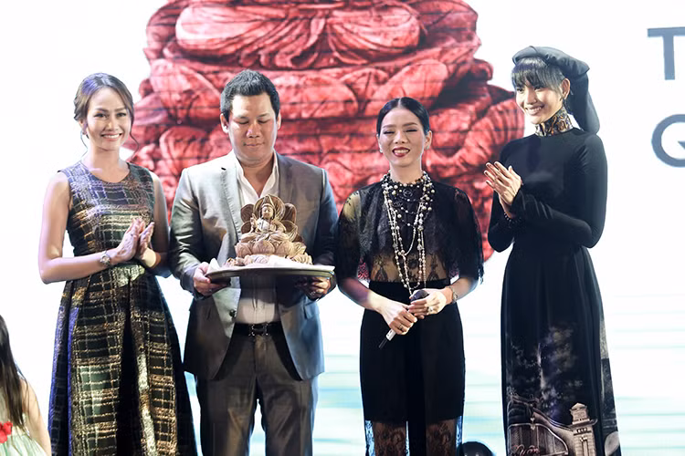 Được biết, vợ chồng Lệ Quyên đã bỏ ra 8000 USD để đấu giá thành công, đóng góp cho quỹ “Vòng tay thái bình”. 