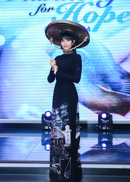 Tham dự chương trình tối qua, Trương Thị May diện áo dài đặc sắc và sang trọng của NTK Đinh Văn Thơ. 