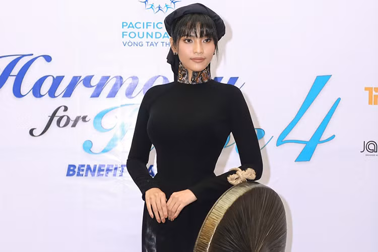 Tối ngày 16/11, Á hậu Trương Thị May đến tham dự chương trình thiện nguyện đầy ý nghĩa “Vòng tay thái bình”. 