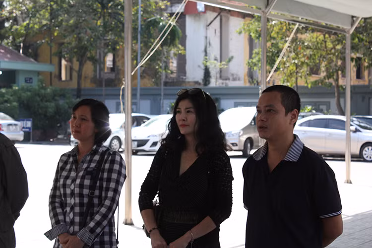 Ngoài Thu Hương, diễn viên Kim Oanh (ở giữa) cũng đến tiễn đưa nghệ sĩ Phạm Bằng về nơi an nghỉ cuối cùng.