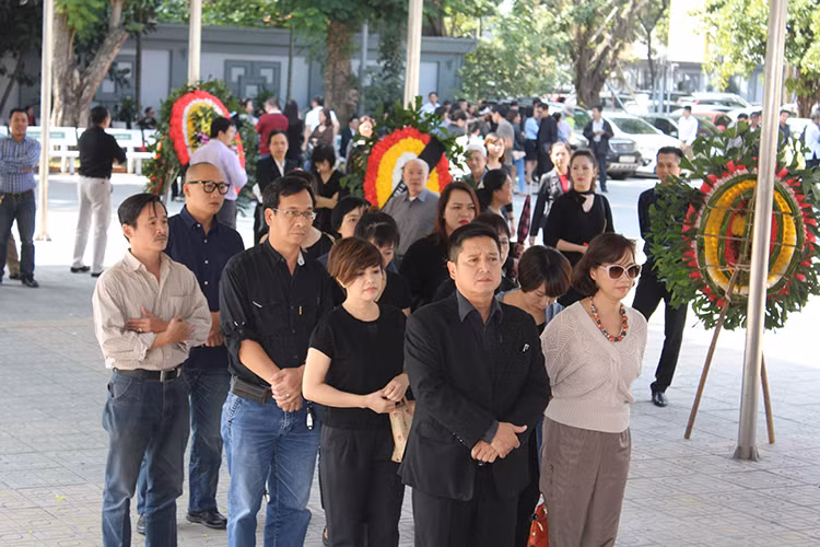 Vợ chồng Chí Trung cùng các nghệ sĩ của Nhà hát Tuổi trẻ đến viếng nghệ sĩ Phạm Bằng.