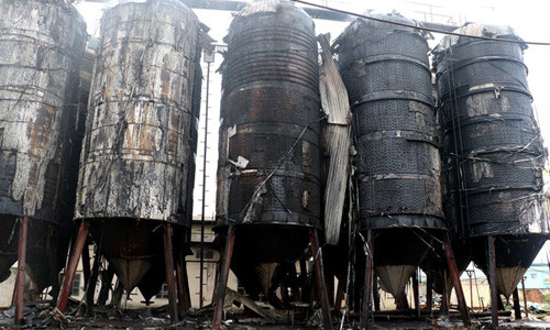 Ngọn lửa thiêu rụi 10 bồn chứa bia. Ảnh: Nguyễn Dương.